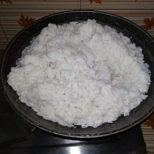 Setelah air menyusut, beras sudah tanpak setengah jadi nasi dan terlihat sedikit padat karena  air santan telah kering, matikan kompor dan dinginkan.