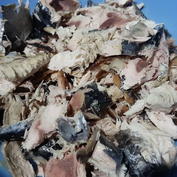 Keluarkan dari air lalu biarkan dingin, suwir buang tulang dan daging hitamnya.