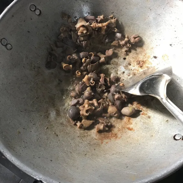 Bersihkan ati ampela, rebus selama 5 menit dengan diberi air garam lalu potong kecil kecil sesuai selera kemudian goreng sampai matang.