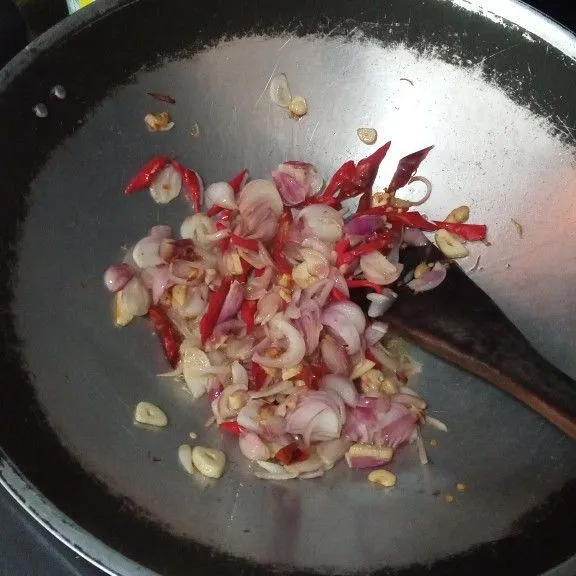Panaskan 3 sdm minyak, tumis bawang merah, bawang putih dan cabe merah sampai harum dan layu.