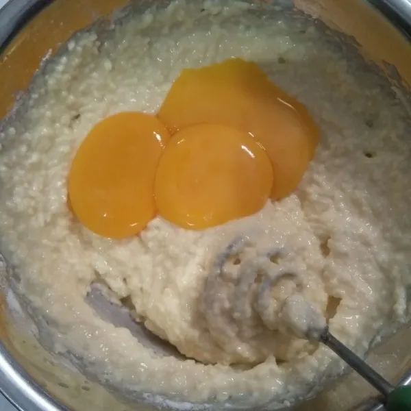 Masukkan kuning telur.