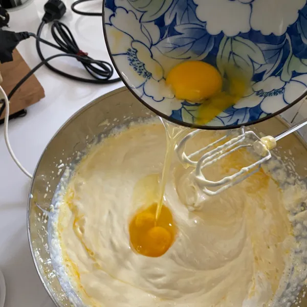 Tambahkan heavy cream dan telur (satu per satu) sembari dimixer.