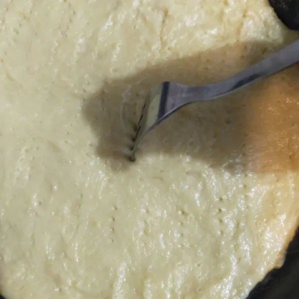 Tusuk-tusuk permukaan dough menggunakan garpu.