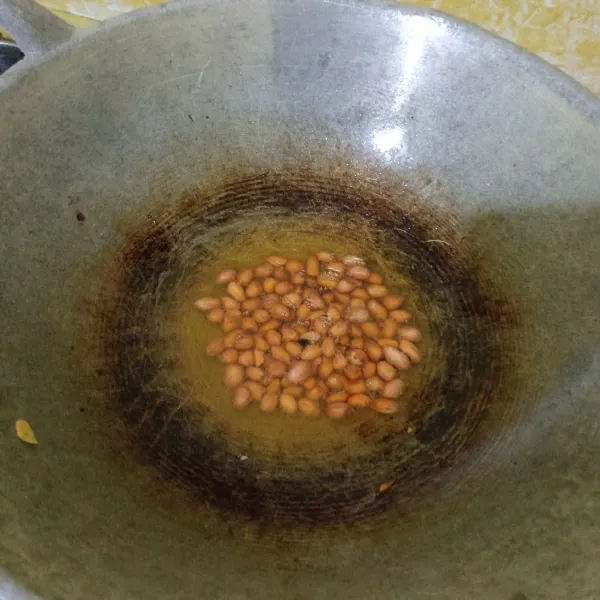Untuk saus kacang : Goreng kacang tanah hingga matang.