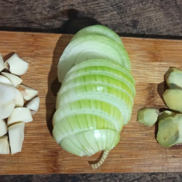 Potong Bawang putih, Bombai dan Jahe.