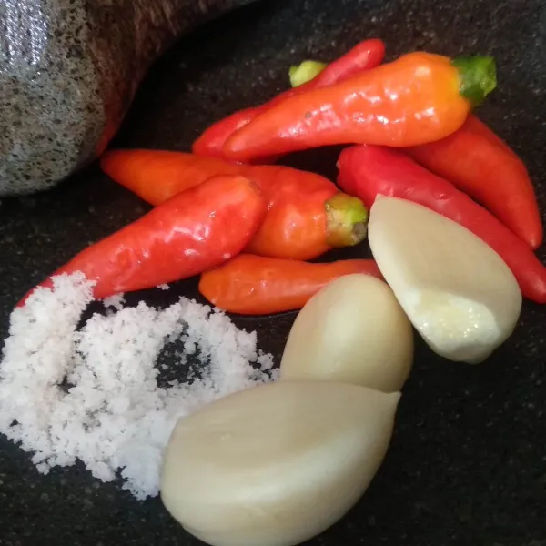 Uleg cabe, bawang putih dan garam hingga halus