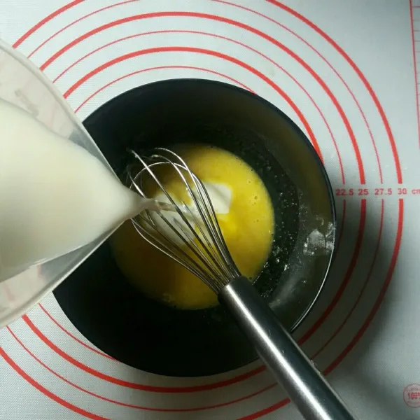 Tuang susu full cream dan aduk rata. Pastikan gula larut. Saring ke panci untuk dimasak.