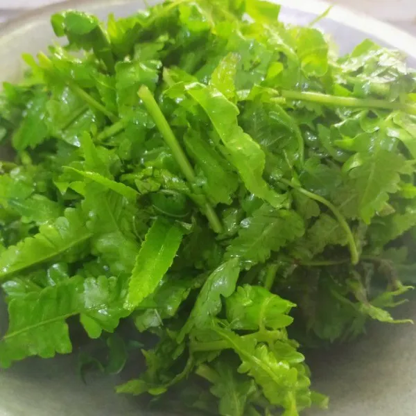 Masukkan sayur pakis tunggu sampai layu.