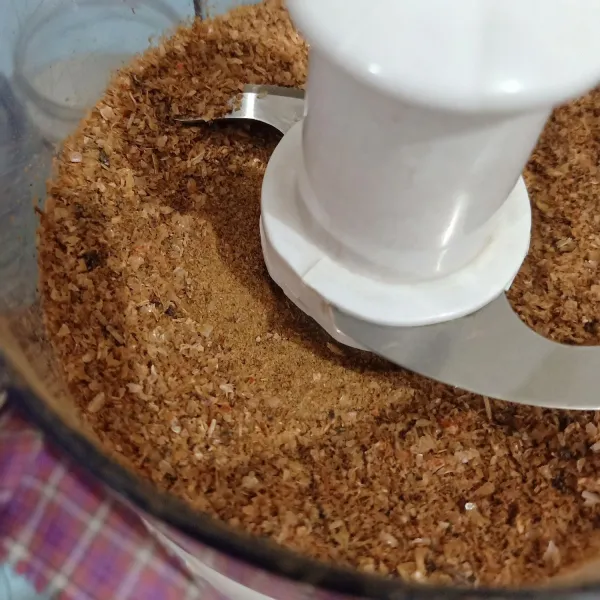 Boleh dihaluskan lagi dengan blender atau food processor agar lebih halus, meskipun tidak halus sudah tidak tajam karna udah kering.