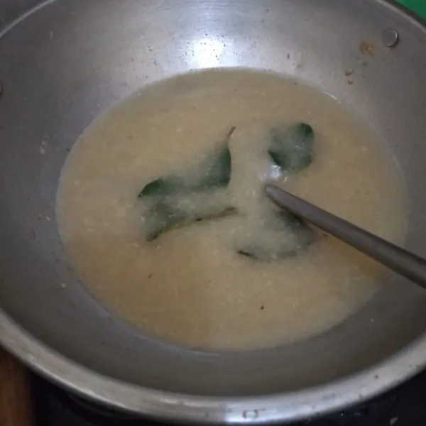 Tuang air rebusan daging tadi, biarkan mendidih. Bumbui dengan gula dan garam, aduk rata. Biarkan mendidih kembali setelah itu matikan api.