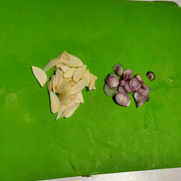 Rajang tipis bawang merah dan bawang putih.