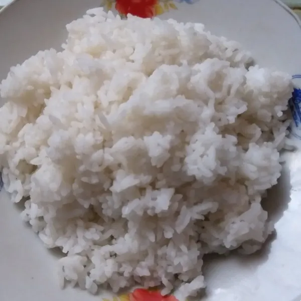 Siapkan nasi untuk dibuat nasi goreng. Lebih bagus nasi para agar tidak menempel saat di goreng.