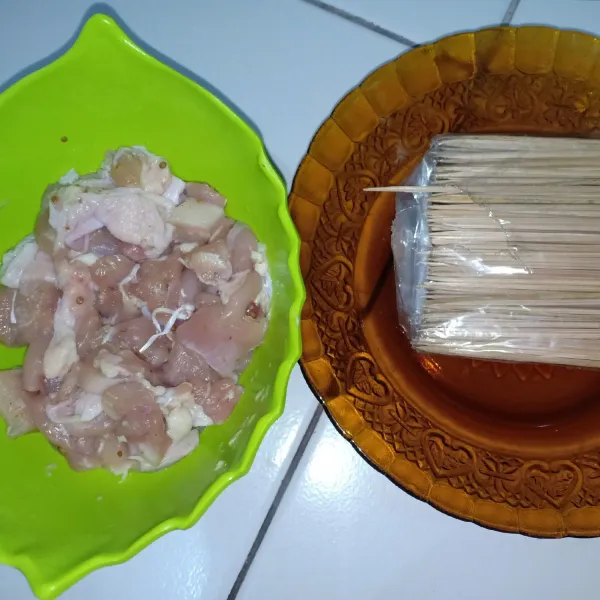 Setelah 15 menit Tusuk fillet ayam dengan tusuk sate.