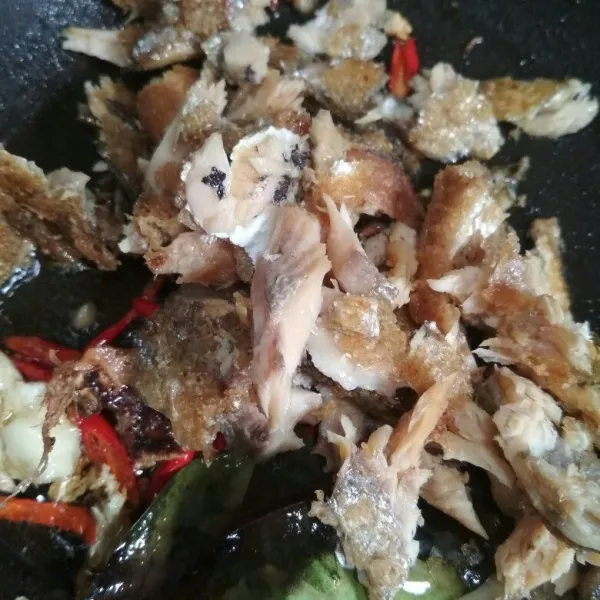 Tambahkan suwiran ikan bandeng aduk hingga tercampur rata.