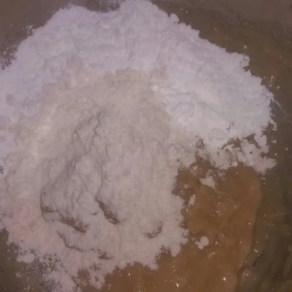Kemudian tambahkan tepung terigu dan tepung tapioka. Aduk kembali hingga tercampur rata.