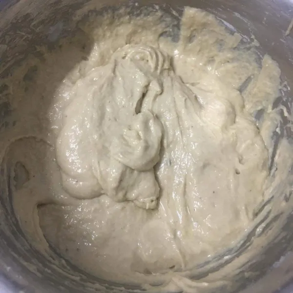 Tambahkan tepung tapioka dan tepung terigu, aduk hingga tercampur rata.
