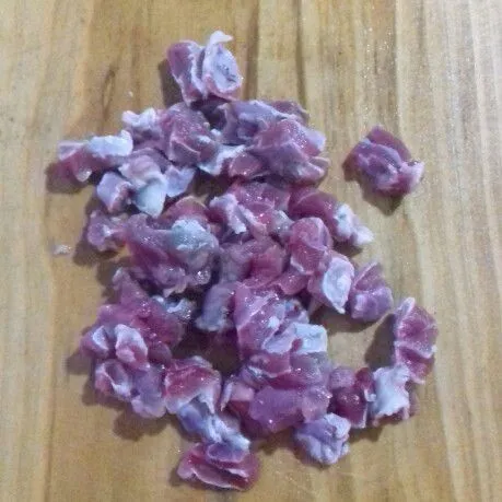 Potong-potong kotak kecil daging sisihkan.