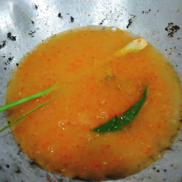 Setelah bumbu harum masukkan sereh, daun salam dan daun jeruk. Tunggu hingga sedikit layu. Lalu tambahkan air secukupnya dan masukkan air perasan jeruk nipis.
