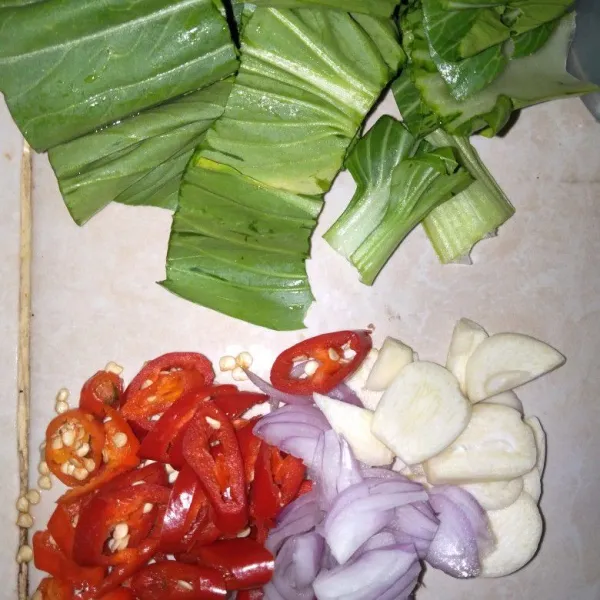 Rajang bumbu dan potong pokcoy sesuai selera.