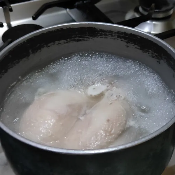 Rebus dada ayam, airnya jangan dibuang ya untuk kaldu ayam.