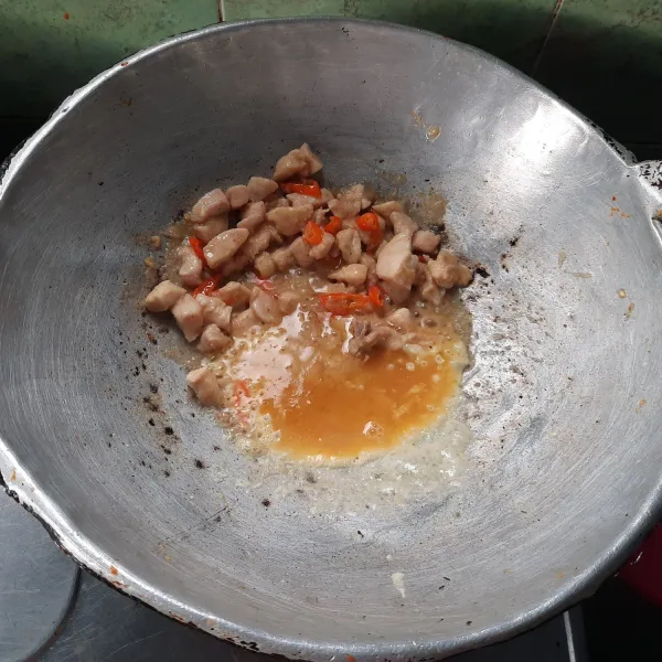 Masukkan telur kocok, aduk-aduk hingga telur matang.