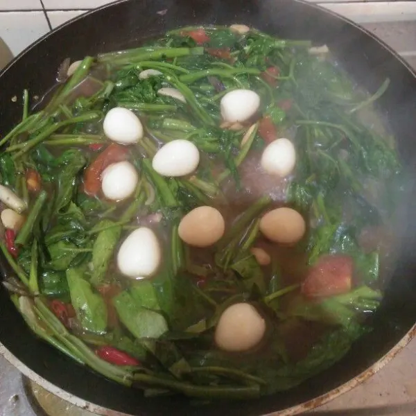 Masukan telur puyuh, masak sebentar kemudian sajikan.