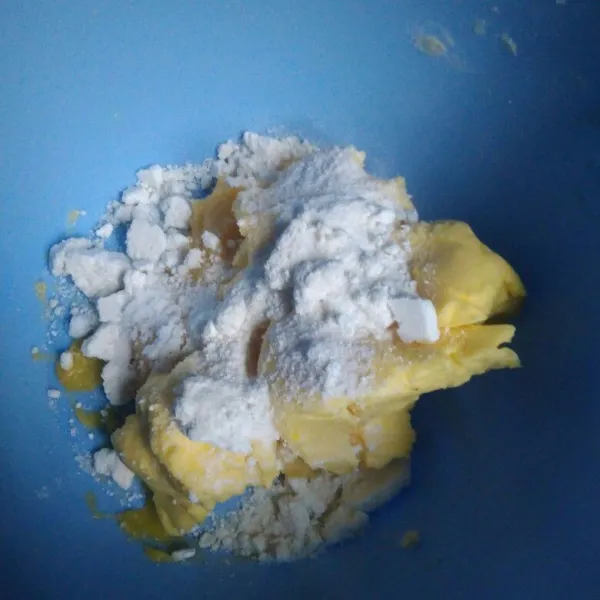 Kocok/mixer margarin, butter, gula halus dan garam sampai lembut dan berubah warna ± 2 menit.