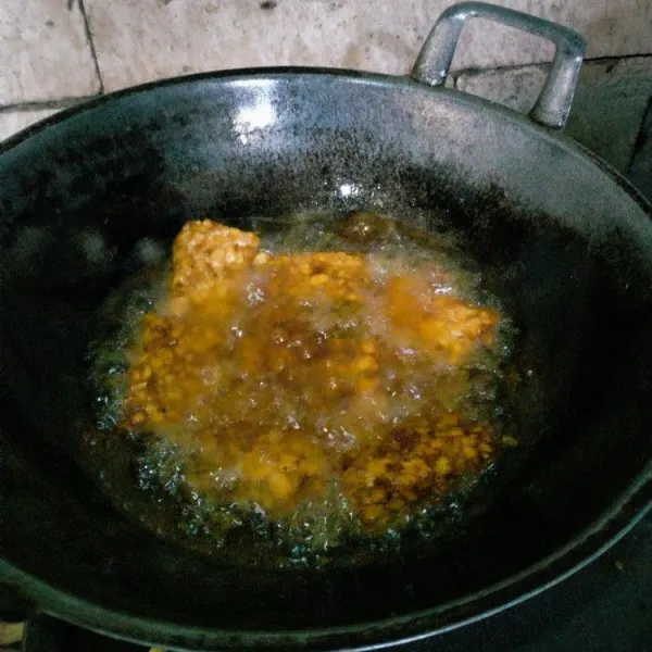 Panaskan minyak goreng tempe bacem sampai kecoklatan dan siap disajikan.
