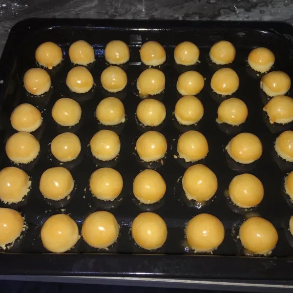Panggamg di oven dengan api bawah saja kecil 100 C selama 20 menit, kemudiam olesi dg bahan olesan (telur, minyak, kentak manis yg di campurkan). Panggang lagi selama 15 menit api atas bawah 110 C.