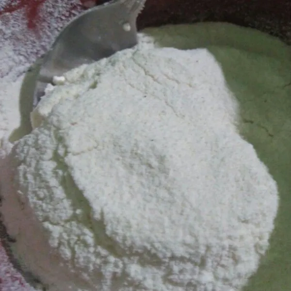 Masukkan 27 gram susu bubuk, 5 sdm tepung terigu, dan 1/4 sdt baking powder kedalam mangkuk.