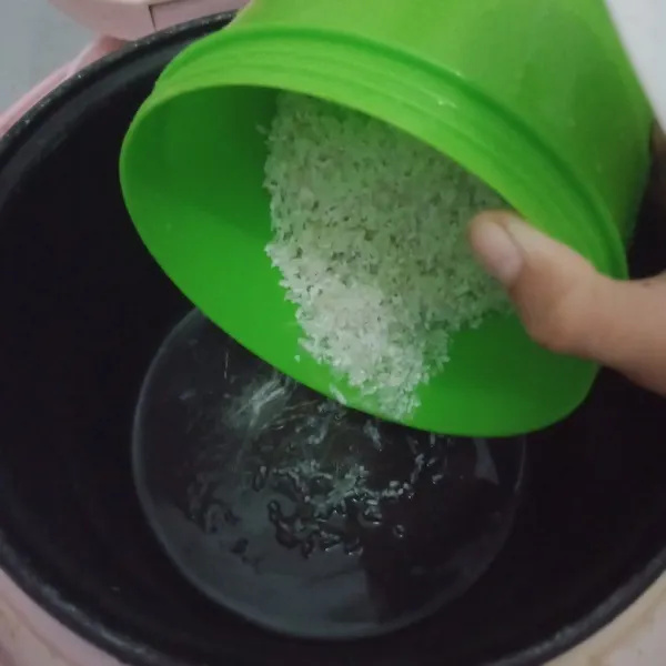 Tuang beras yang sudah dicuci bersih kedalam rice cooker.