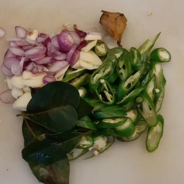 Iris tipis bawang putih, bawang merah, cabai hijau besar, cabai rawit hijau.