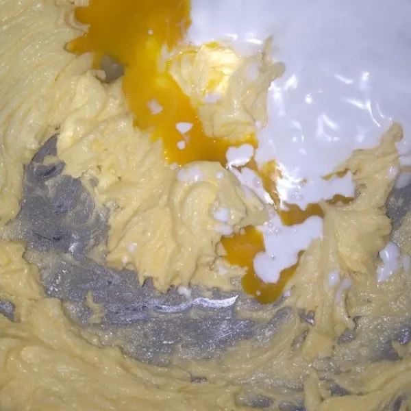 Mixer gula dan telur sampai tercampur rata, kemudian masukkan santan dan kuning telur aduk rata.