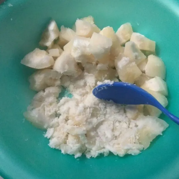Selagi panas tambahkan gula pasir kemudian segera haluskan menggunakan centong nasi atau alat penghancur kentang.