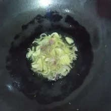 Tumis bawang merah & bawang putih sampai layu & harum.