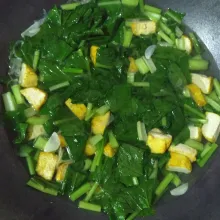 Tuang air, didihkan, masukkan sawi & tahu, bumbui dengan garam, gula & kaldu bubuk, koreksi rasanya, masak sampai sayuran matang.