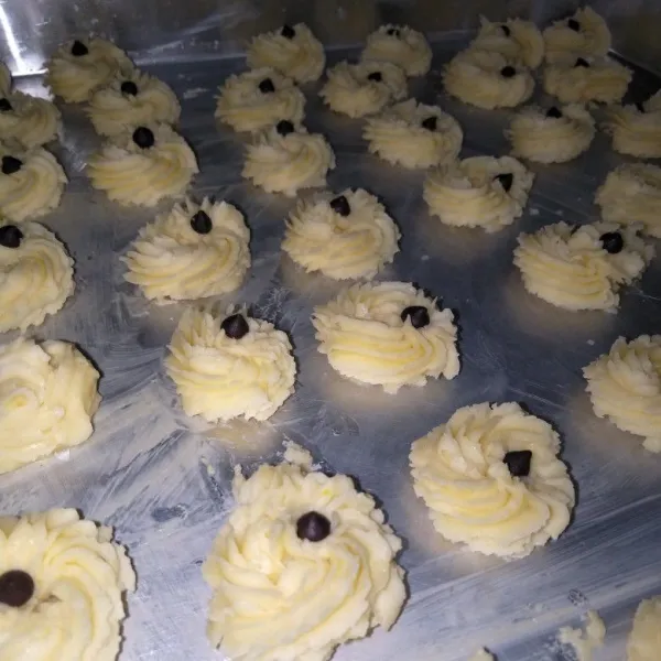 Beri topping choco chip. Oven dengan suhu 150°C sampai matang selama 30 menit.