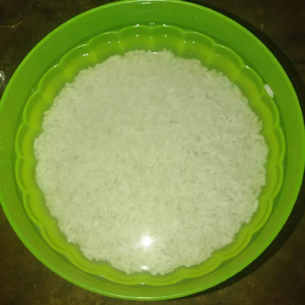 Cuci bersih beras lalu rendam selama 1 jam.