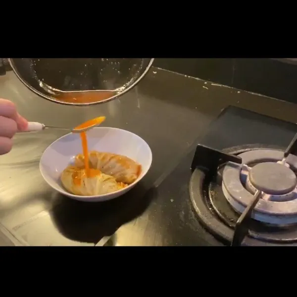 Apabila saus sudah mengental, kubis gulung saus asam pedas bisa disajikan