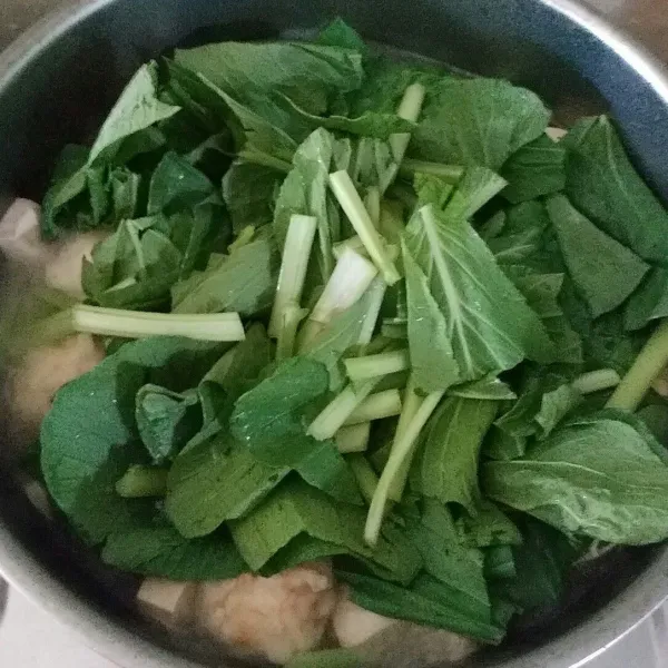 Masukkan sawi, bola-bola udang, garam, gula dan kaldu, aduk rata. Jangan lupa koreksi rasa.