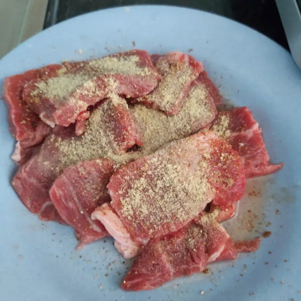 Potong daging dan penyet daging tipis. Bumbui dengan ketumbar bubum, penyedap rasa, garam, lada dan bawang putih bubuk.