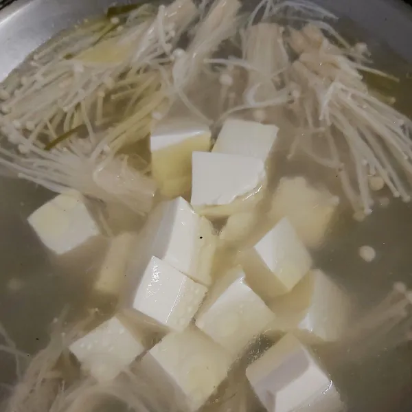 Selanjutnya masukkan tahu masak hingga kuah mendidih lagi.