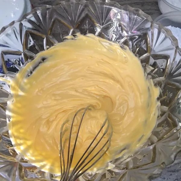 Campurkan butter, gula, vanilla, aduk rata dengan whisk. Lanjut masukkan kuning telur aduk dan aduk lagi sampai campur rata, kemudian masukkan keju parut jika suka aduk sampai keju larut.