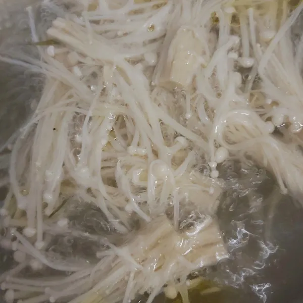 Setelah kaldu mendidih masukkan jamur enoki masak jamur hingga matang ± 3 menit.