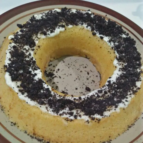 Taburi dengan oreo yang sudah dihaluskan. Sajikan.