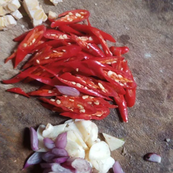 Iris bawang merah bawang putih dan cabe.