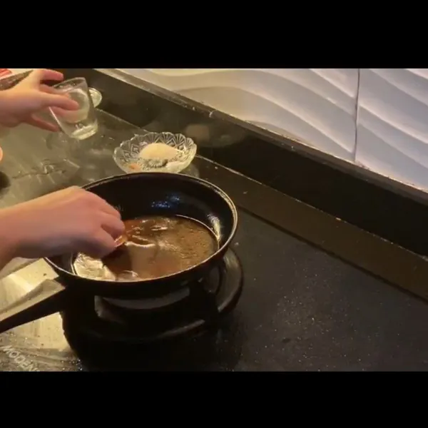 Buat sausnya: campurkan saus tomat, saus sambal, gula, garam, merica, dan air. Didihkan