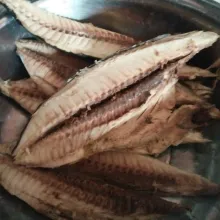 Pisahkan daging dr durinya,belah menjadi 4 bagian.Goreng hingga kering.