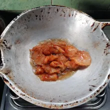 Panaskan minyak lalu gongso ayam tambahkan sedikit air agar ayam benar-benar matang.