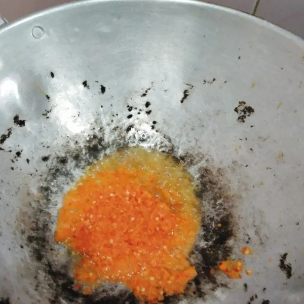 Haluskan cabai rawit, jahe, bawang putih dan bawang merah. Tumis bumbu halus dengan sedikit minyak hingga harum.